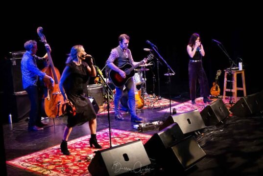 The Waifs: Australian Folk Rock at it’s Finest the-waifs_on_stage