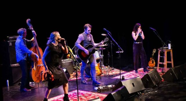 The Waifs: Australian Folk Rock at it’s Finest the-waifs_on_stage